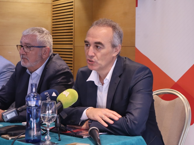 El president de l'AGIA, Gerard Casellas; i el director de càtedra en mercat immobiliari de la Universitat de Saragossa, Luis Alberto Fabra Garcés; durant la presentació de l'informe.